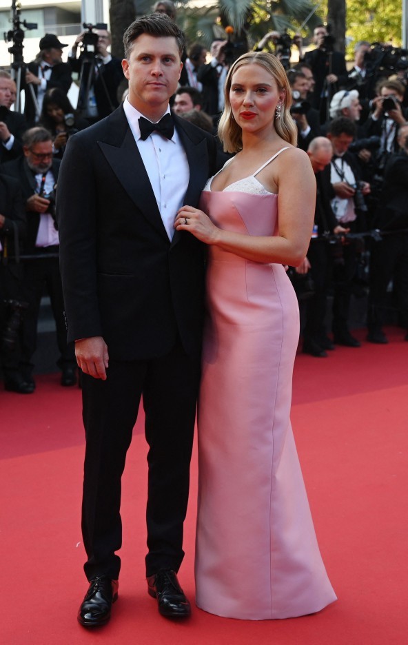 Scarlett Jonhansson, de Prada, e o marido,  Colin Jost, - Foto AFP