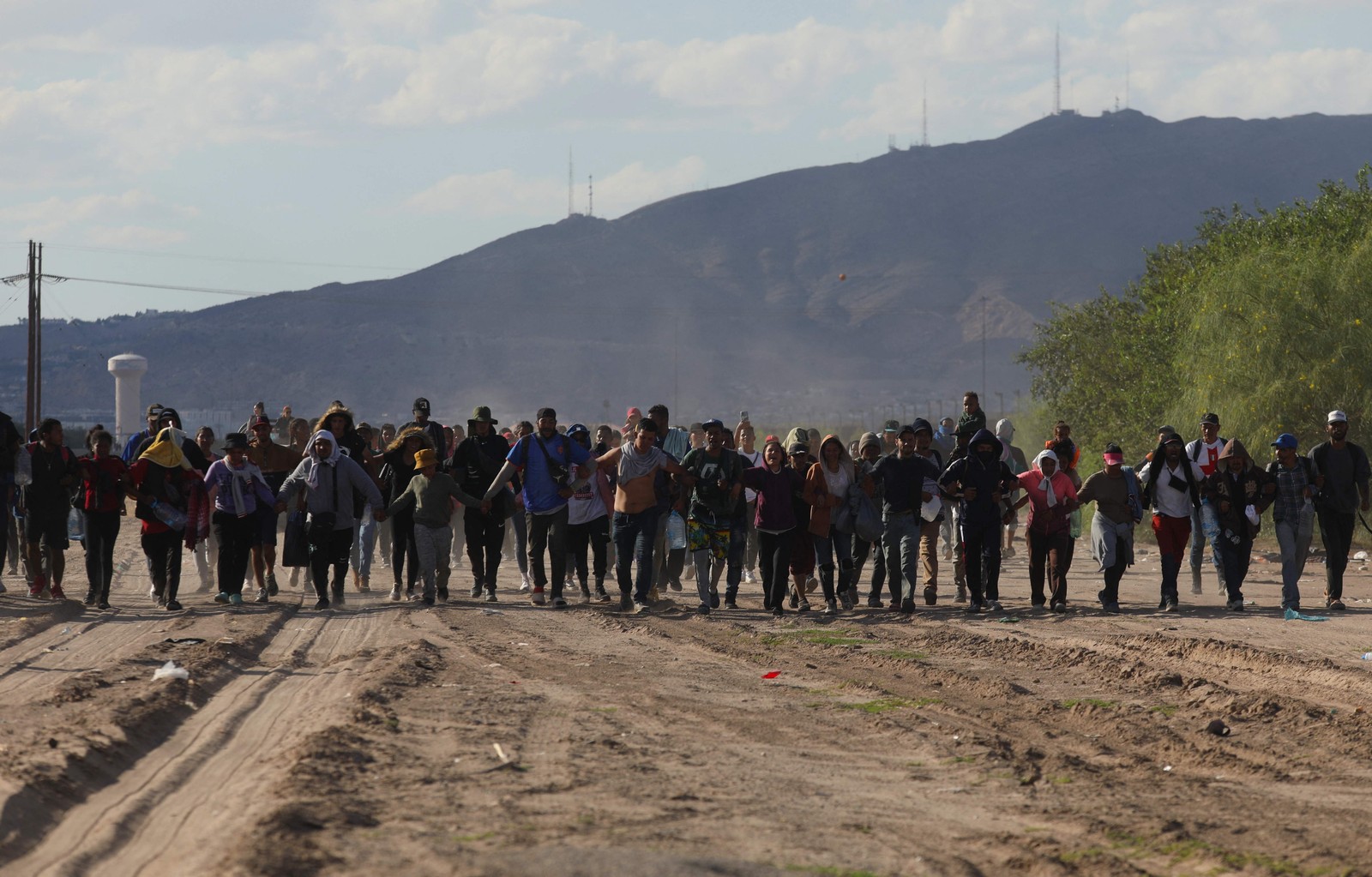 Migrantes dirigem-se ao Rio Grande para atravessá-lo em busca de asilo nos EUA, visto de Ciudad Juarez, estado de Chihuahua, México — Foto: HERIKA MARTINEZ / AFP