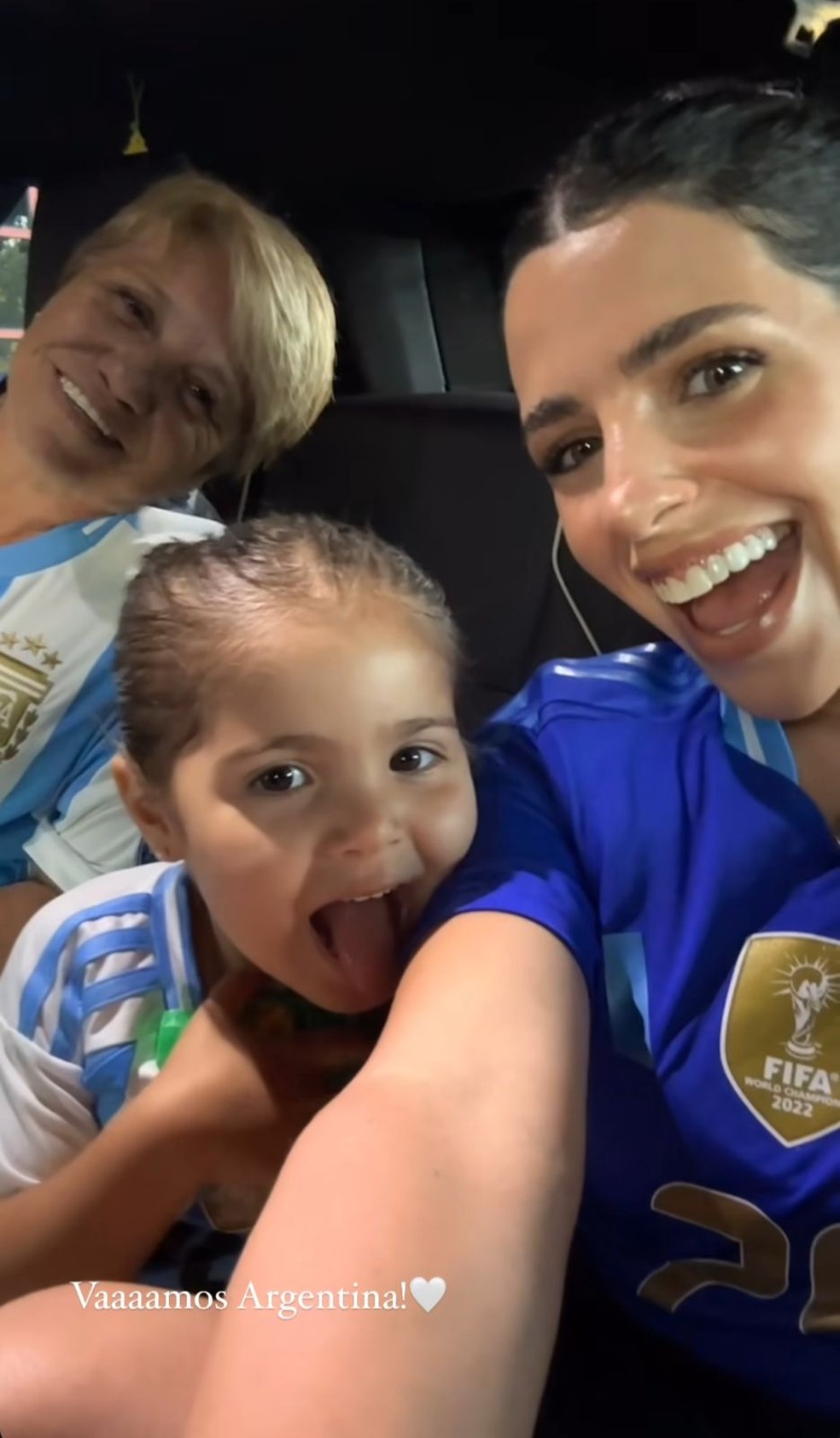 Valentina Cervantes com sua filha e a mãe de Enzo Fernández — Foto: Reprodução