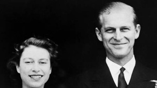 A ainda princesa Elizabeth e o príncipe Philip posam no dia do noivado, em julho de 1947, em frente ao Palácio de Buckingham — Foto: AFP