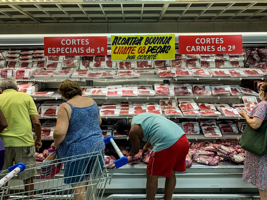 Clientes compram carnes em  Supermercado da rede Mundial, em Irajá