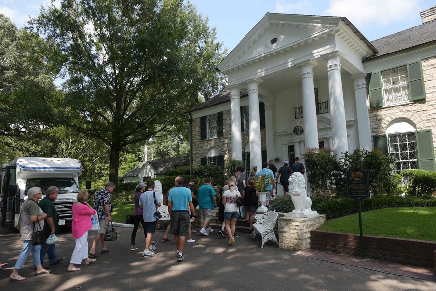 Turistas fazem fila para conhecer Graceland, a famosa casa de Elvis Presley em Memphis, Tennessee