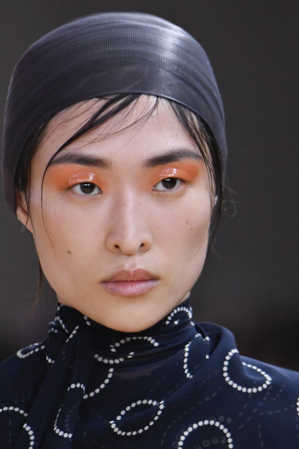 Modelo com olhos látex no desfile da Prada — Foto: Getty Images