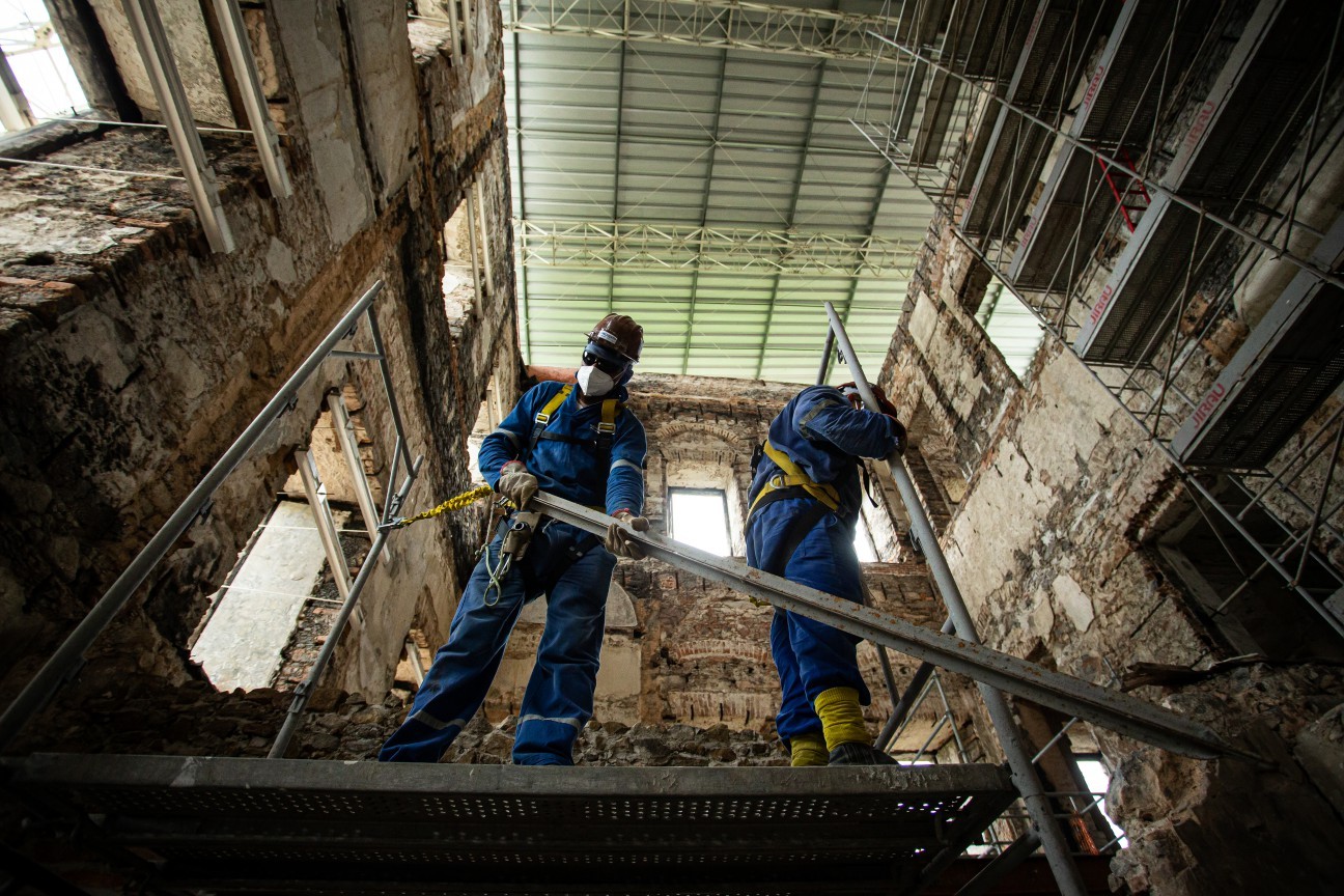 Operários trabalham no início das obras nas fachadas e telhados do Museu Nacional, em novembro de 2021 — Foto: Hermes de Paula