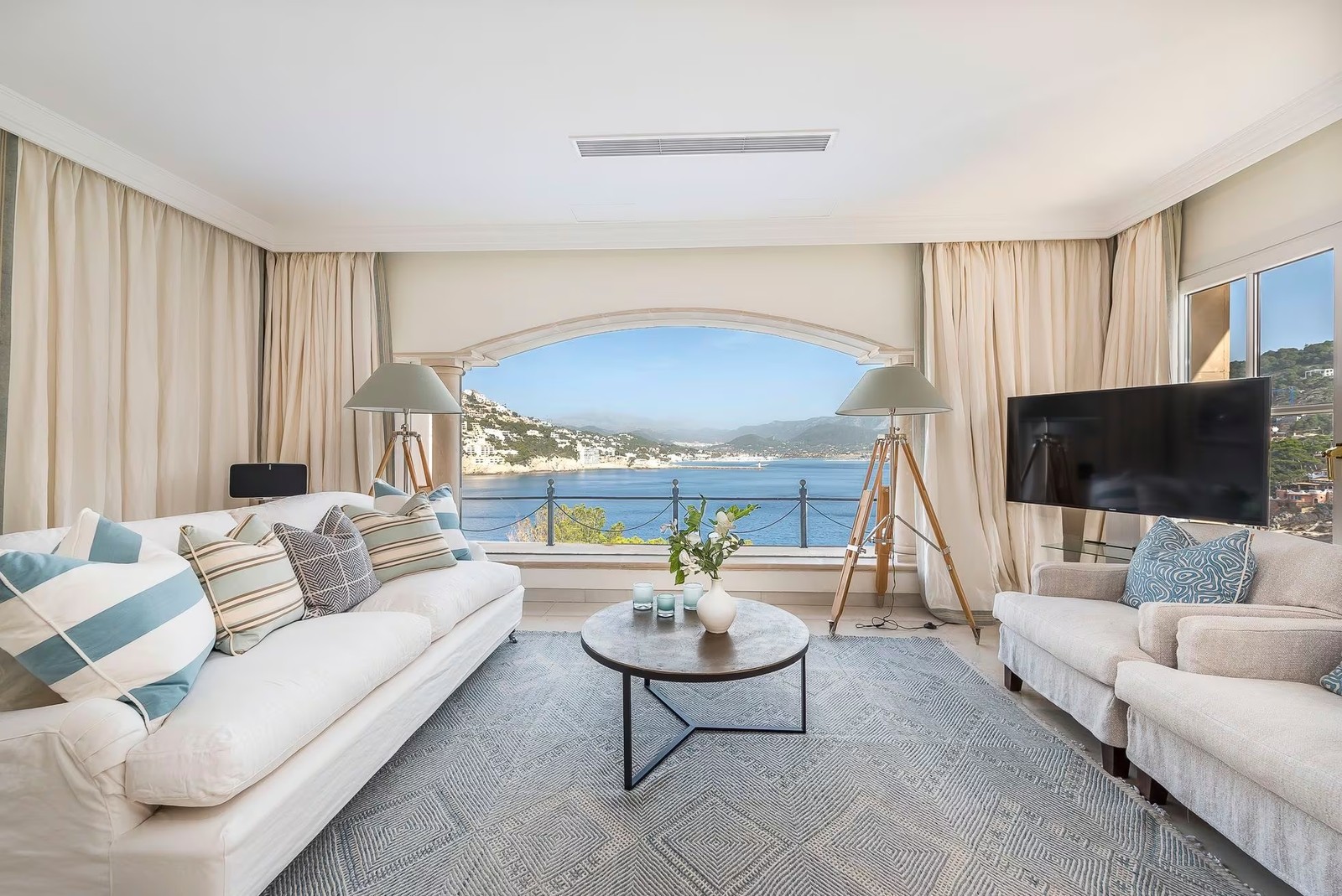 Mansão em Maiorca foi usada em "The Crown" para reproduzir casa de verão da família Al-Fayed em Saint-Tropez — Foto: UNISONO LUXURY HOMES