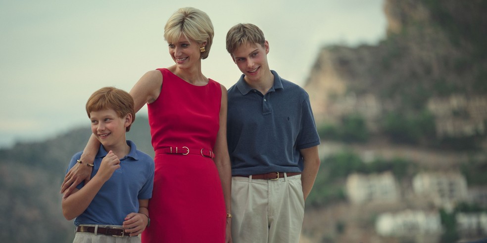 Diana (Elizabeth Debicki) entre Harry (Fflyn Edwards) e William (Rufus Kampa): sexta temporada de 'The Crown' — Foto: Netflix/Divulgação