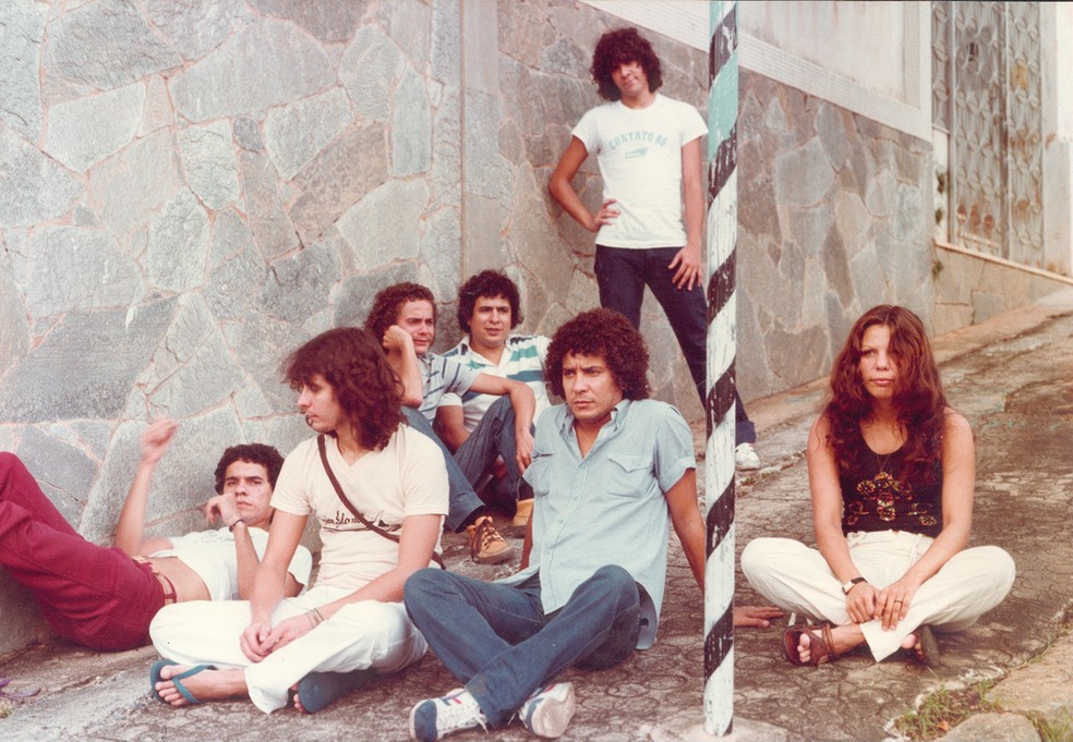 Os irmãos Borges na calçada da esquina entre as ruas Divinópolis e Paraisópolis, em Santa Tereza, em foto do fim dos anos 1970 — Foto: Arquivo 