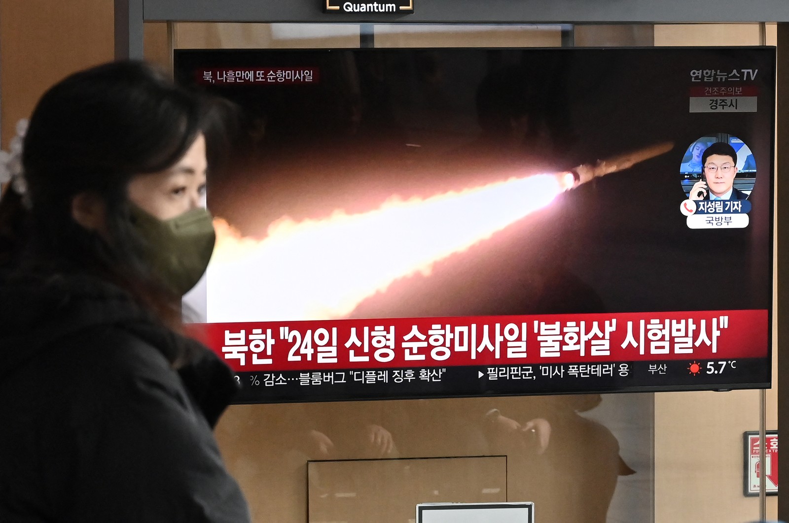 Mulher assiste em Seul à notícia de teste de mísseis norte-coreanos — Foto: AFP