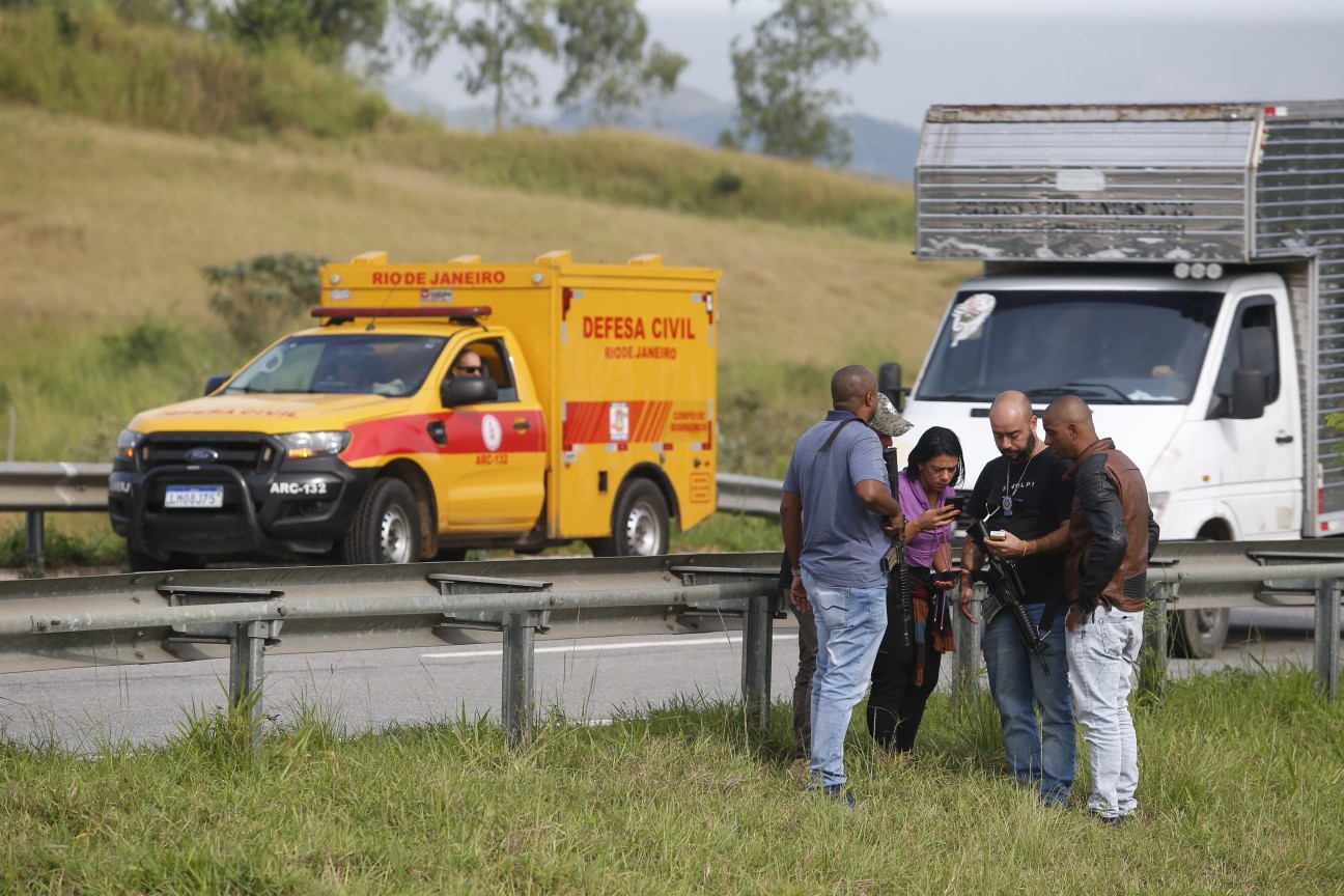 Parentes do perito reconheceram o corpo após ser retirado do Rio Guandu — Foto: Fabiano Rocha / Agência O Globo