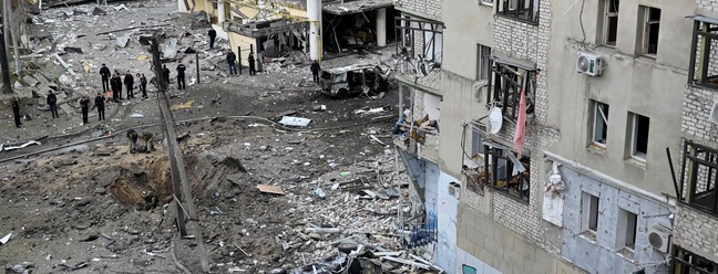 Edifícios danificados após o ataque russo no centro da cidade ucraniana de KharkiV — Foto: SERGEY BOBOK / AFP