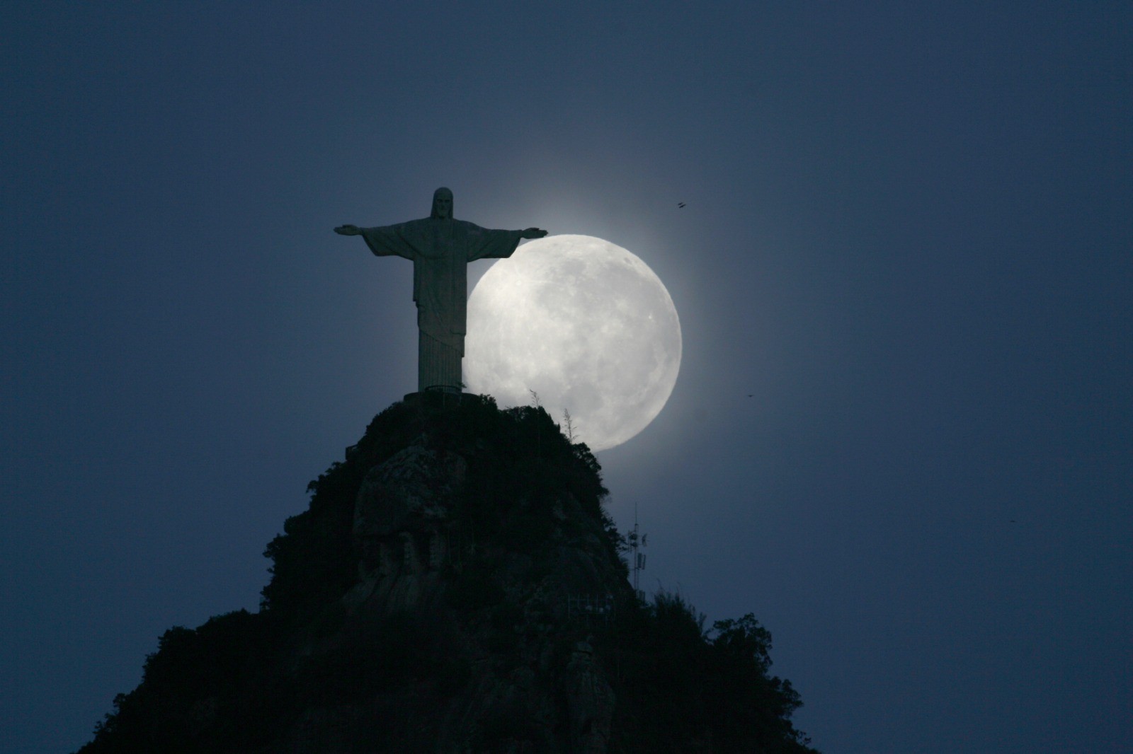 Foto de Custódio Coimbra registra momento em que Cristo Redentor 'segura' a Lua com uma das mãos — Foto: Custódio Coimbra, 13-11-1999