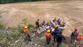 Mais de 60 estão desaparecidos após deslizamento de terra arrastar ônibus no Nepal; vídeos