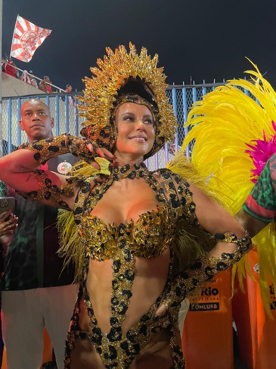 A atriz realizou o quarto desfile consecutivo como rainha de bateria da Grande Rio — Foto: Julia Pinna