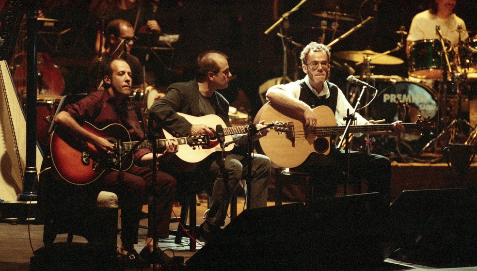Marcelo Fromer (à esquerda), Liminha e Nando Reis com os Titãs, em 1997, na gravação do "Acústico MTV" — Foto: Fernando Quevedo