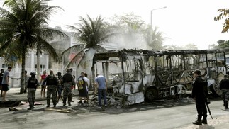 Ônibus incendiado na Ilha do Governador, próximo ao Aeroporto do Galeão. Houve tiroteio entre criminosos e policiais militares e uma menina de 5 anos morreu. — Foto: Domingos Peixoto / Agência O Globo