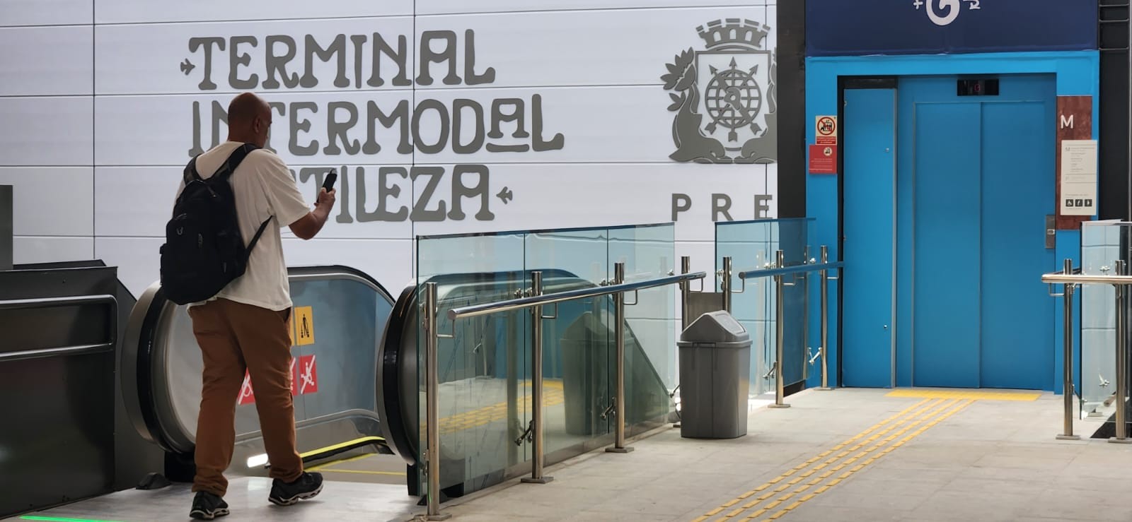 O Terminal Intermodal Gentileza (TIG), no Caju, entra em operação, recebendo passageiros como ponto de integração entre ônibus municipais, VLT e BRT — Foto: Custódio Coimbra/Agência O Globo