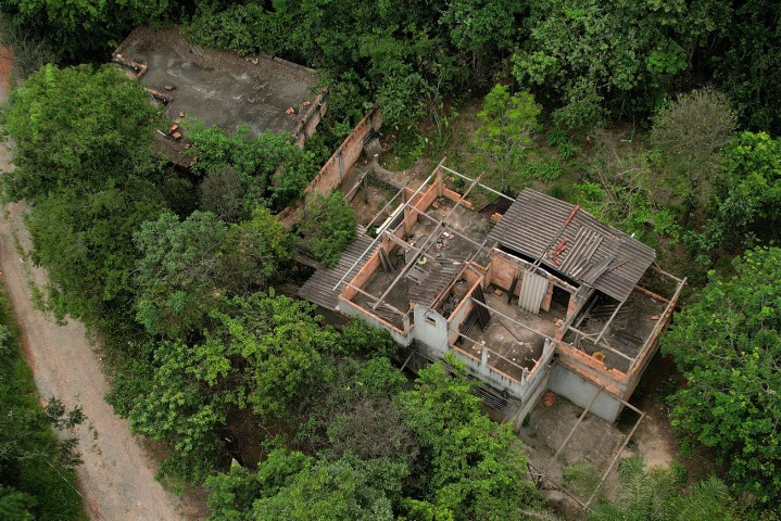 Vista de casas e ruas abandonadas no Parque da Cachoeira, um dos bairros afetados pela lama do acidente da barragem da Vale em Brumadinho — Foto: Douglas Magno / AFP