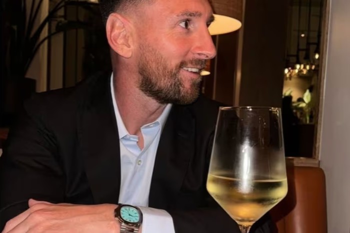 Lionel Messi posa com relógio de 'superluxo' durante jantar com a mulher, Antonella Roccuzzo — Foto: Reprodução/Instagram