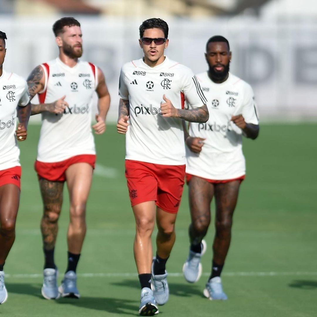 Pedro usa óculos escuros em treino no Flamengo — Foto: Marcelo Cortes/CRF