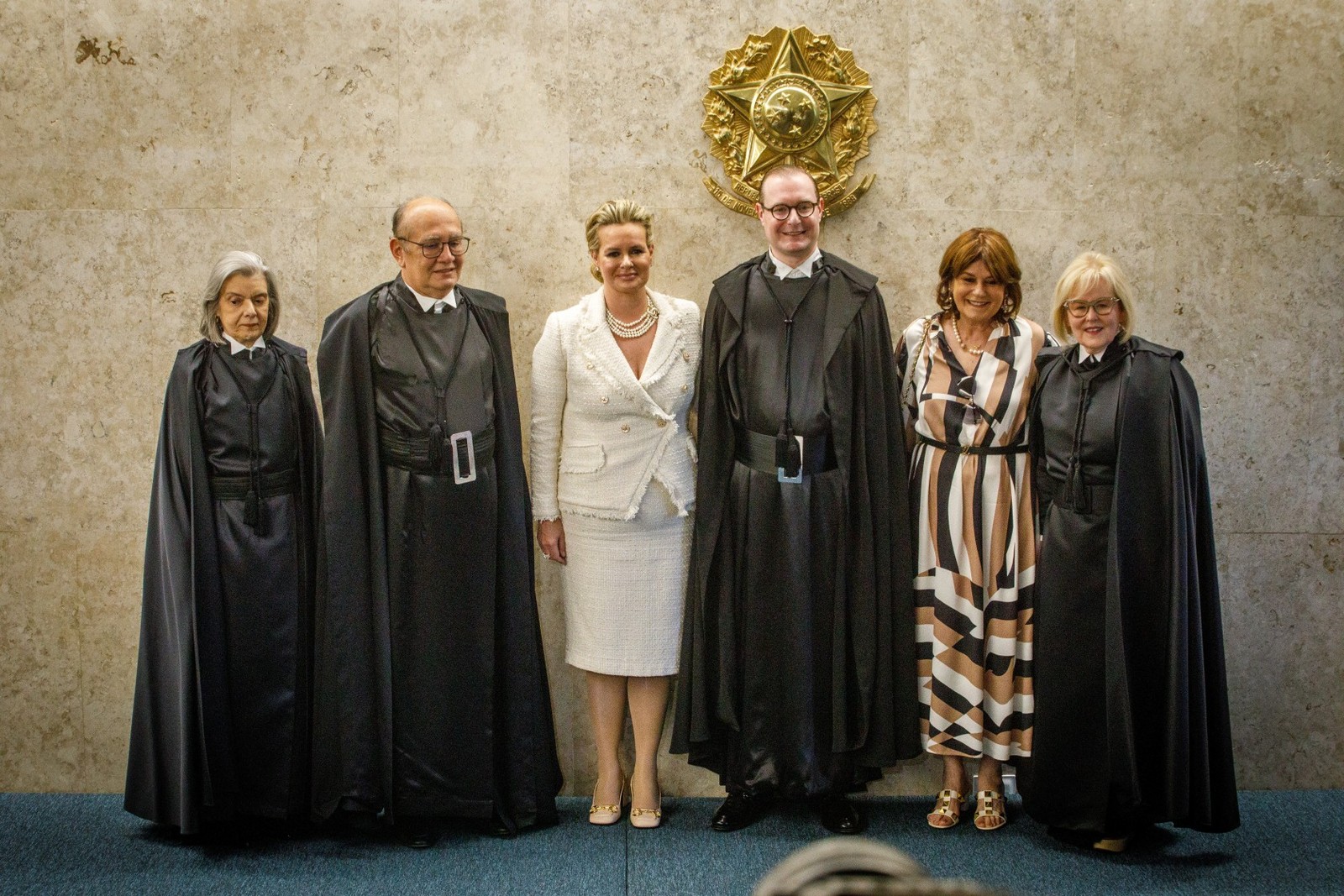 Zanin recebe líderes do governo após a cerimônia — Foto: Brenno Carvalho