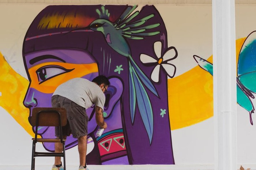 O artista gaúcho Jotape Pax, à frente do projeto Paredes com Propósito