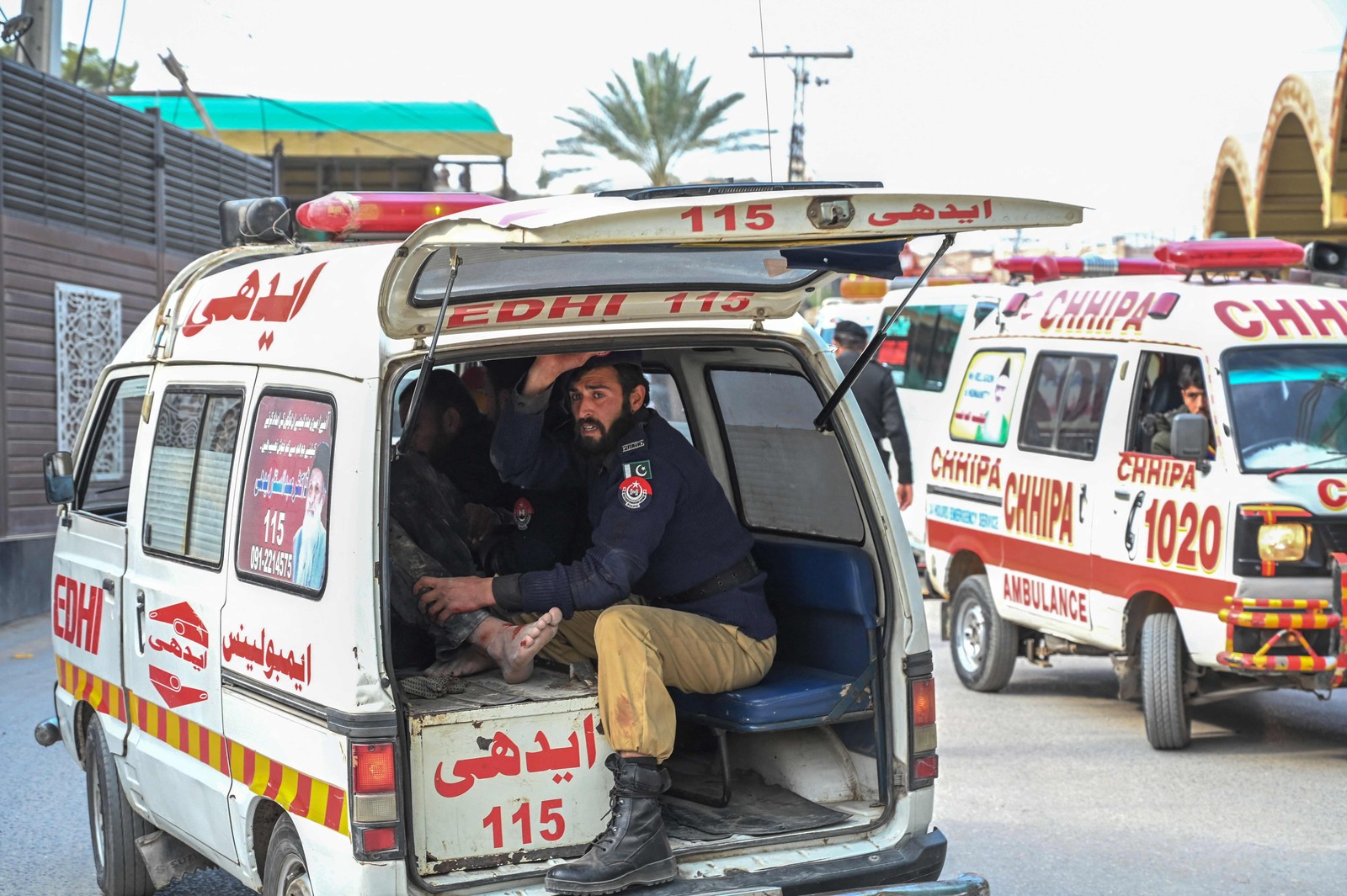 Ambulância transporta vítimas de explosão feridas fora da sede da polícia em Peshawar, Paquistão — Foto: ABDUL MAJEED/AFP