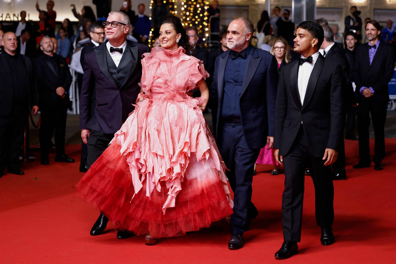 Fábio Assunção, Nataly Rocha, Karim Ainouz e Iago Xavier lançam "Motel Destino" no Festival de Cannes — Foto: Sameer Al-Doumy / AFP