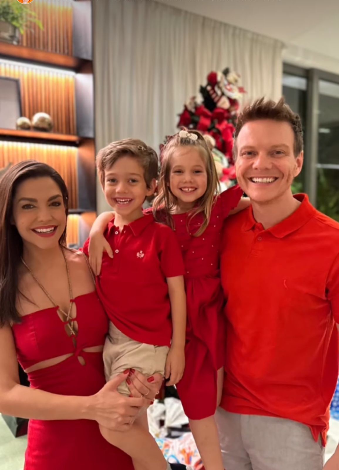 Michel Teló e Thais Fersoza com os filhos durante o Natal na casa nova — Foto: Reprodução/Instagram