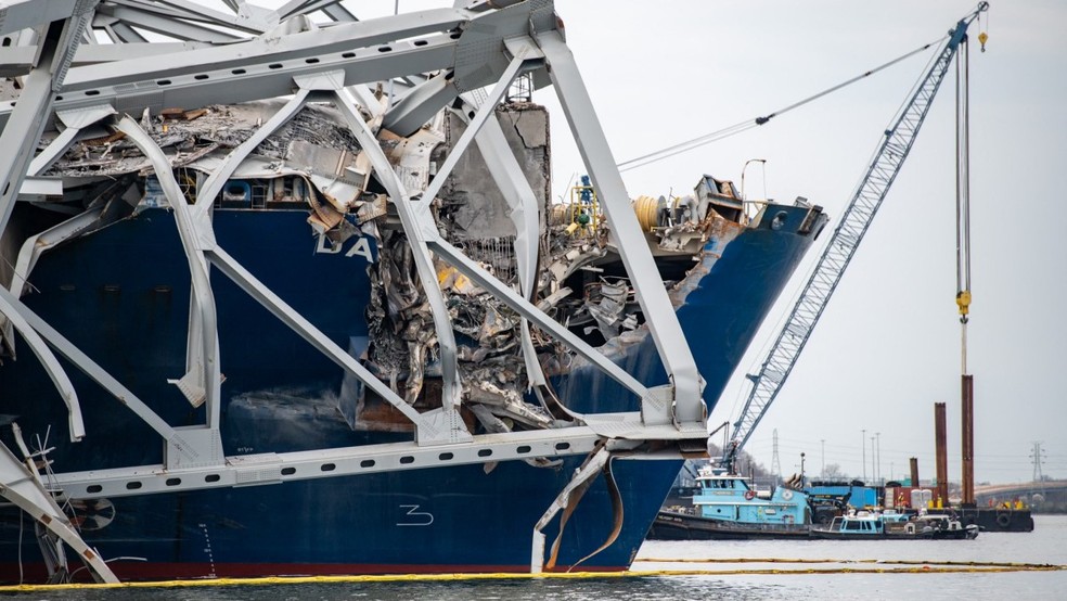 Autoridades criam corredor temporário de navegação entre destroços da ponte de Baltimore, nos EUA — Foto: AFP