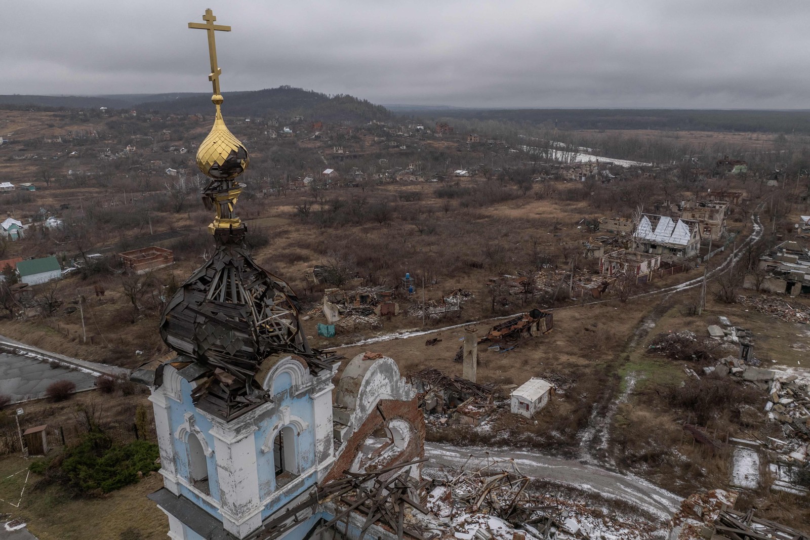 Igreja destruída no vilarejo de Bohorodychne — Foto: PILIPEY / AFP