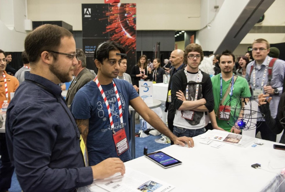 Siddharth Hariharoan concentra-se no controle de um helicóptero de brinquedo com sua mente por meio do MindWaveMobile, um dispositivo da NeuroSky que lê ondas cerebrais, durante a GDC 2013, uma conferência de desenvolvedores de jogos em São Francisco, em 2013 — Foto: Winni Wintermeyer/The New York Times