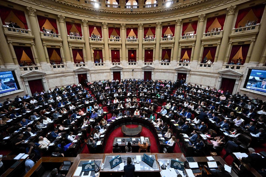 Deputados começam a debates projeto de reformas econômicas do governo no Congresso em Buenos Aires