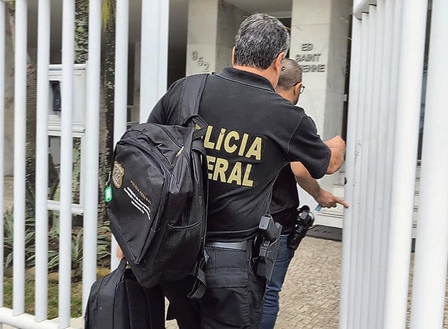 Policiais federais cumprem mandado em operação