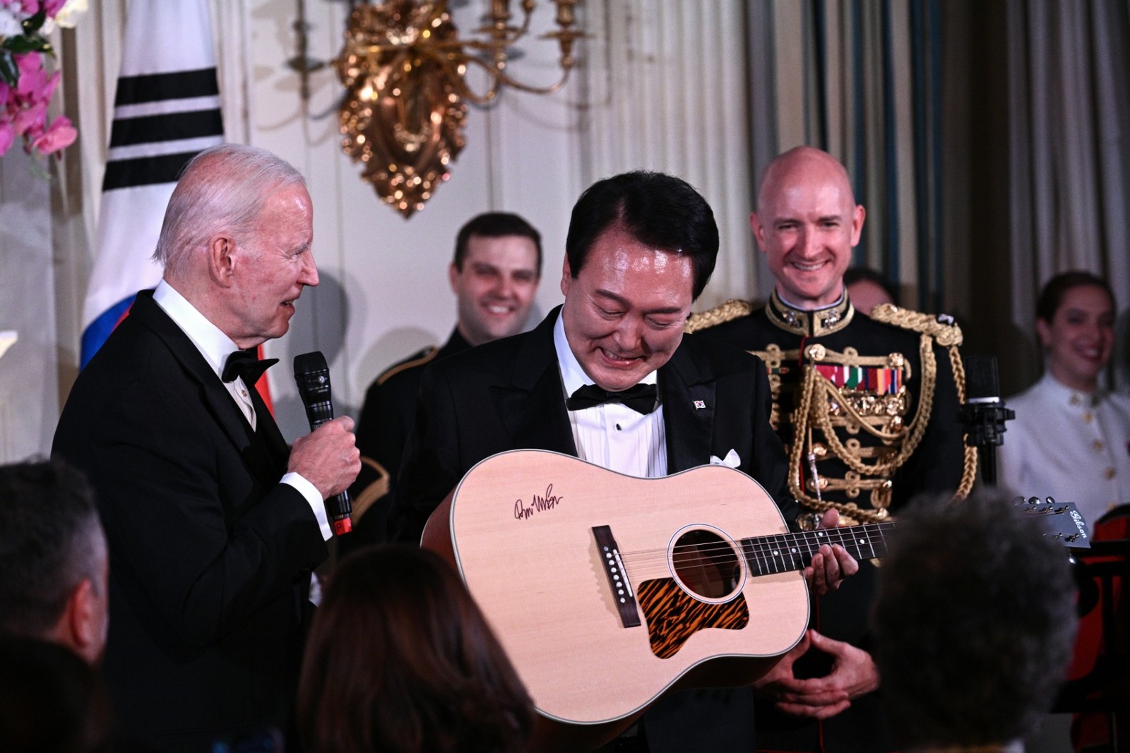 Joe Biden entrega ao presidente sul-coreano Yoon Suk Yeol guitarra autografada pelo cantor americano Don McLean como presente  — Foto: Brendan Smialowski/AFP