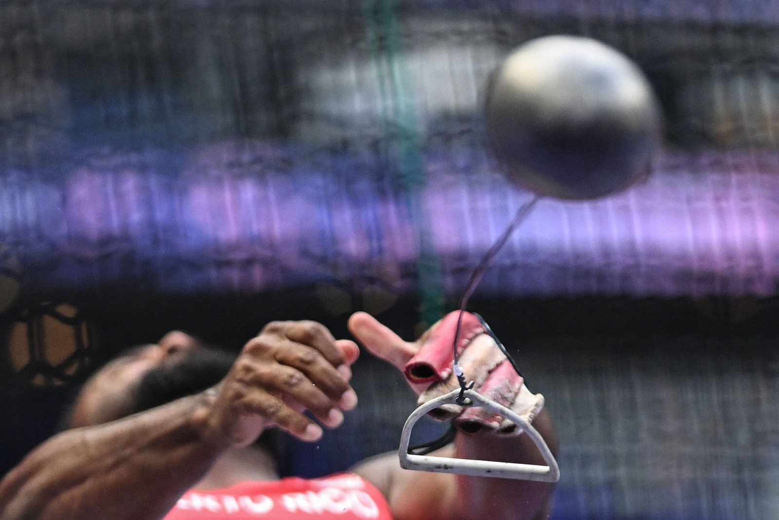 Jerome Vega, de Porto Rico, em detalhe durante lançamento de martelo masculino no atletismo — Foto: Kirill KUDRYAVTSEV / AFP