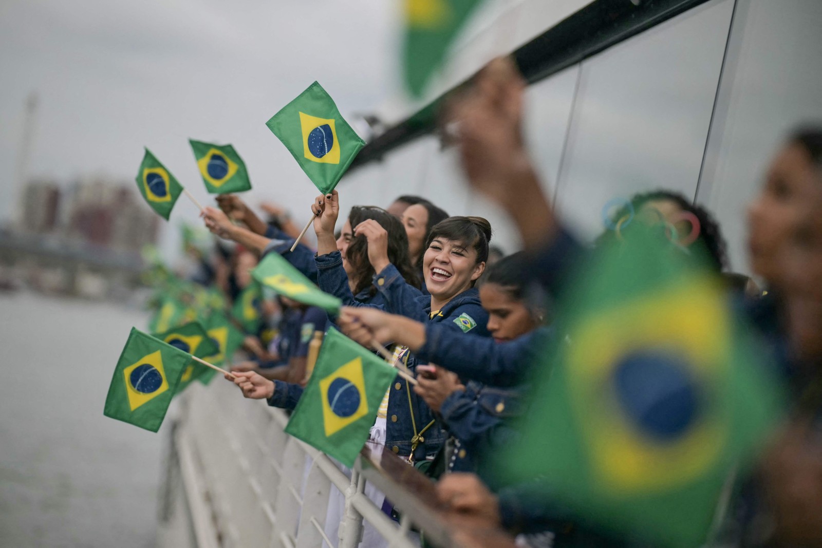 Atletas da delegação brasileira na cerimônia de abertura dos Jogos Olímpicos de Paris 2024 — Foto: CARL DE SOUZA / POOL / AFP