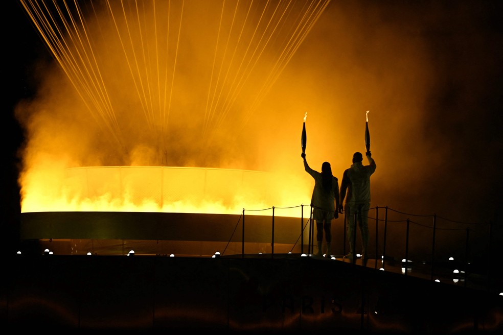 Pira olímpica acesa durante a Olimpíada de Paris-2024 — Foto: MOHD RASFAN / AFP