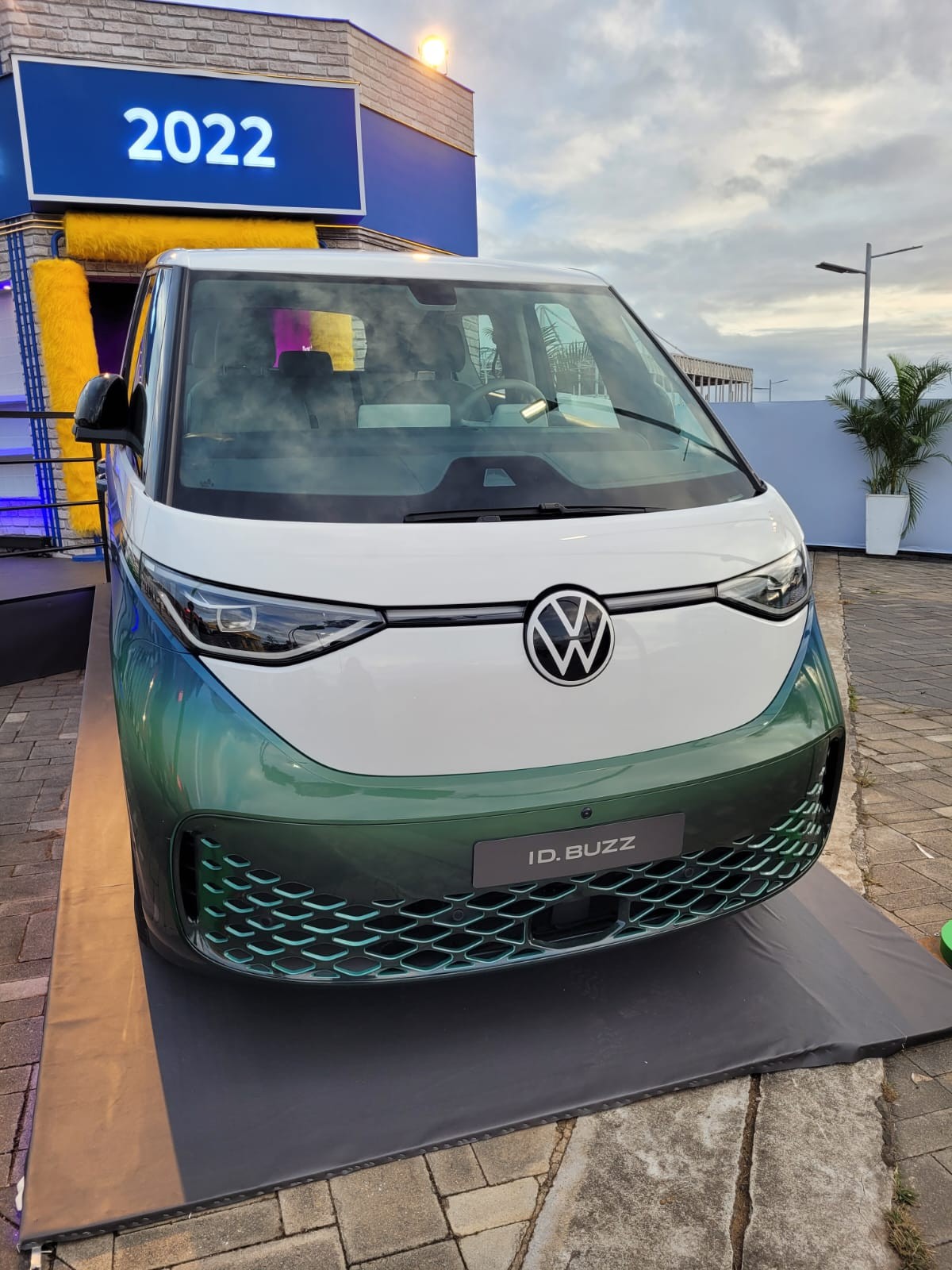 VolksWagen apresenta a Kombi elétrica no Rock in Rio — Foto: Raphaela Ribas/O Globo