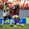 Gerson, do Flamengo, encara a marcação do Criciúma no campo do Mané Garrincha, que chamou a atenção pelo mau estado - Marcelo Cortes/Flamengo