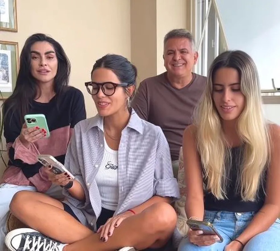 Cleo, as irmãs Antonia e Ana e o pai Orlando Morais cantam juntos profissionalmente — Foto: Reprodução Instagram