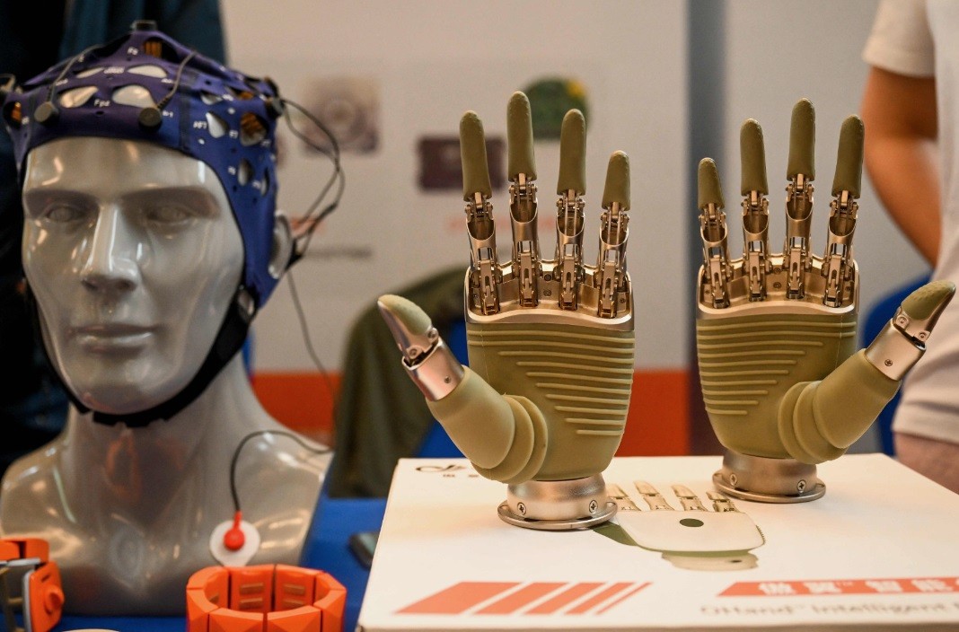 Um par de próteses inteligentes é exibido na Conferência de Desenvolvedores de Robôs Humanoides da China de 2024, em Xangai — Foto: AFP