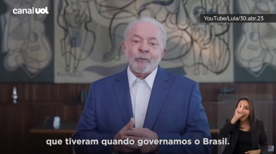 Pronunciamento de Luiz Inácio Lula da Silva com a peça 'Músicos' ao fundo