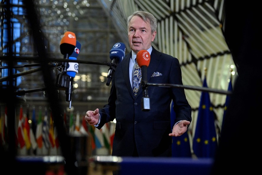 Chanceler finlandês, Pekka Haavisto, durante comentários à imprensa