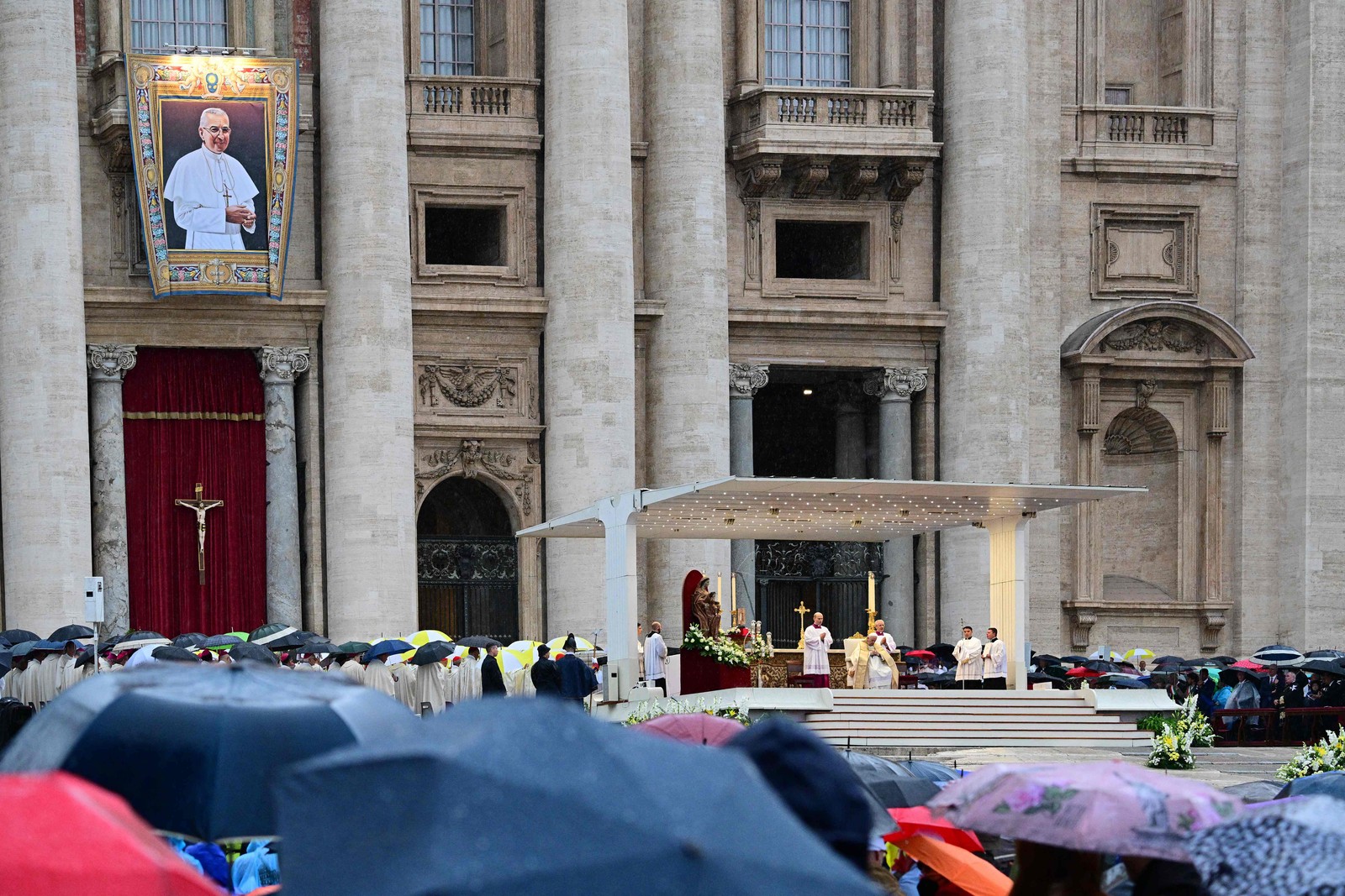 Cerimônia de beatificação de João Paulo I foi conduzida pelo atual papa na Praça de São Pedro — Foto: João Paulo I ocupou o cargo por apenas 33 dias