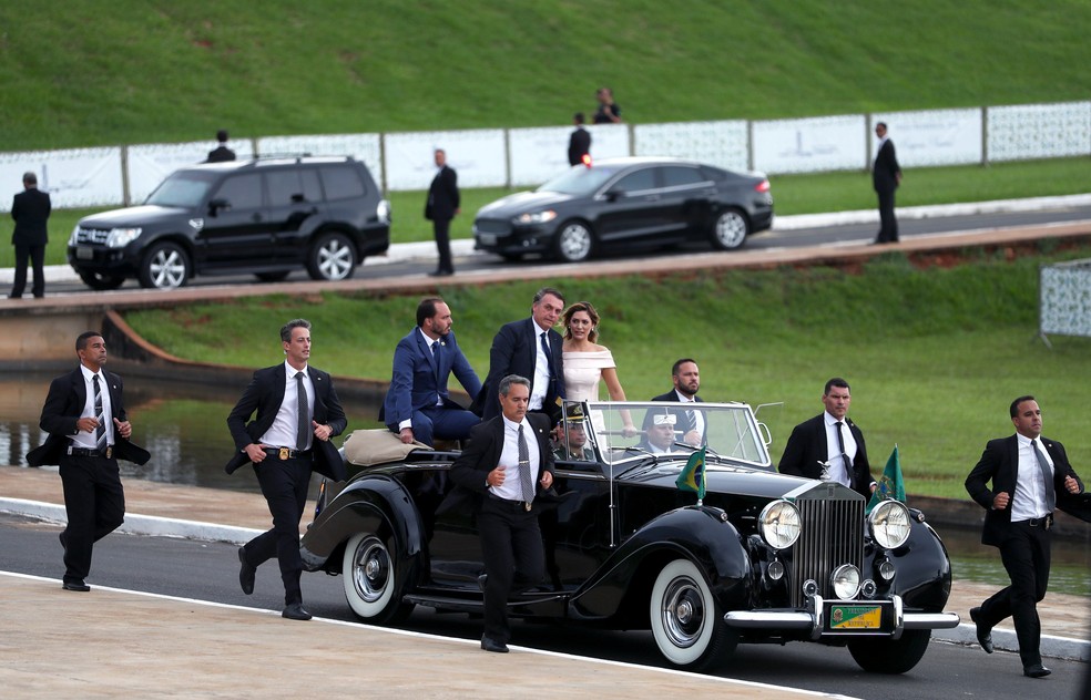 Carlos Bolsonaro no banco traseiro durante a posse do pai — Foto: Pilar Olivares/Reuters/01.01.2019 