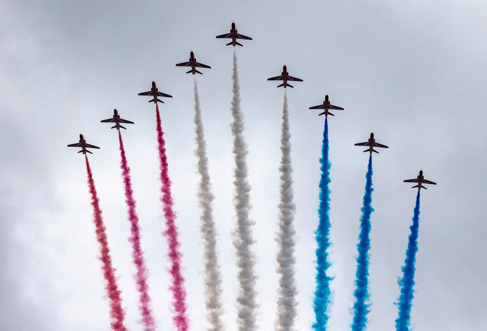 Equipe acrobática da Força Aérea Real Britânica realiza um sobrevoo sobre o centro de Londres em 6 de maio de 2023 — Foto: Adam Gerrard / POOL / AFP