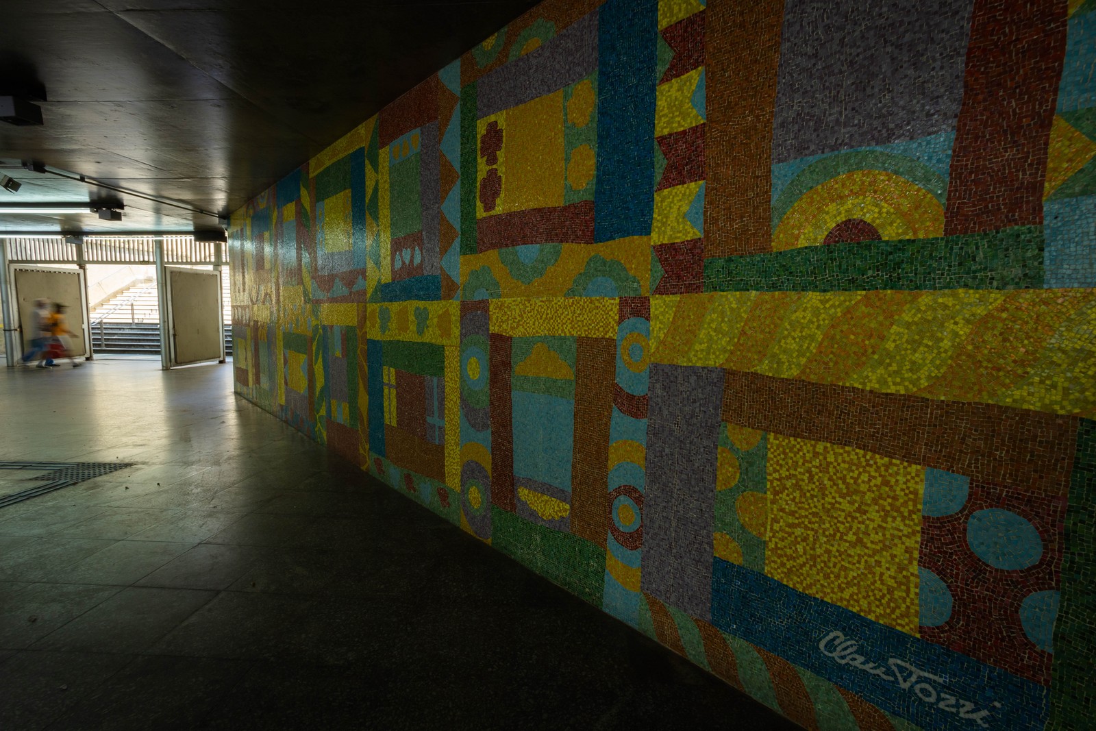 "Colcha de Retalhos", de Cláudio Tozzi, na Estação da Sé — Foto: Maria Isabel Oliveira / Agência O Globo