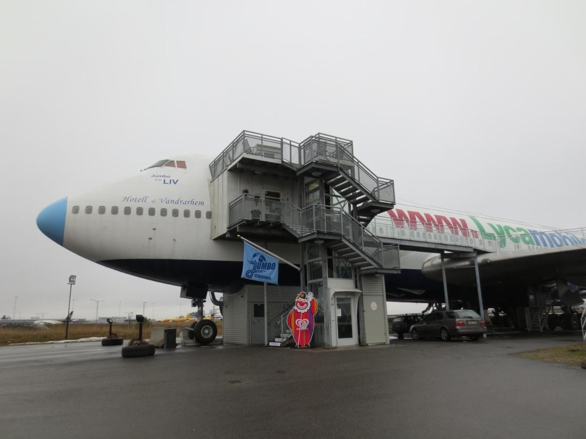 Situado nas imediações do Aeroporto de Estocolmo-Arlanda, o Jumbo Stay é um hotel dentro de um antigo Boeing 747 — Foto: Reprodução Booking