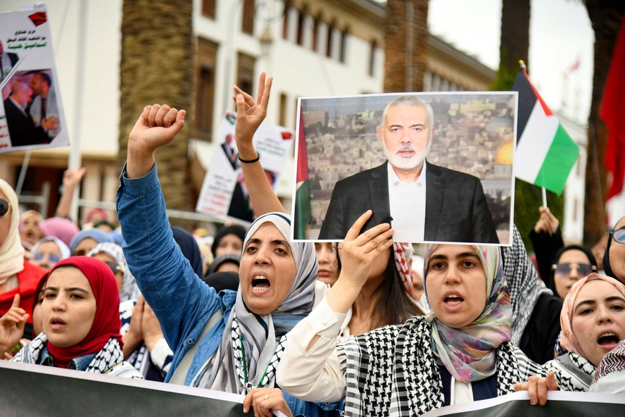 Mulheres protestam contra o assassinato do líder da ala política do Hamas, Ismail Haniyeh, em Rabat