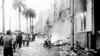 Primeiras horas da depredação do prédio da UNE na Praia do Flamengo, em 1º de abril de 1964 — Foto: Divulgação/Imagem  cedida pelo Jornal do Brasil.